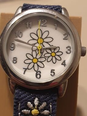 🦋10/$20🦋 Accutime Silver/White Denim Leather Dasies Women's Watch